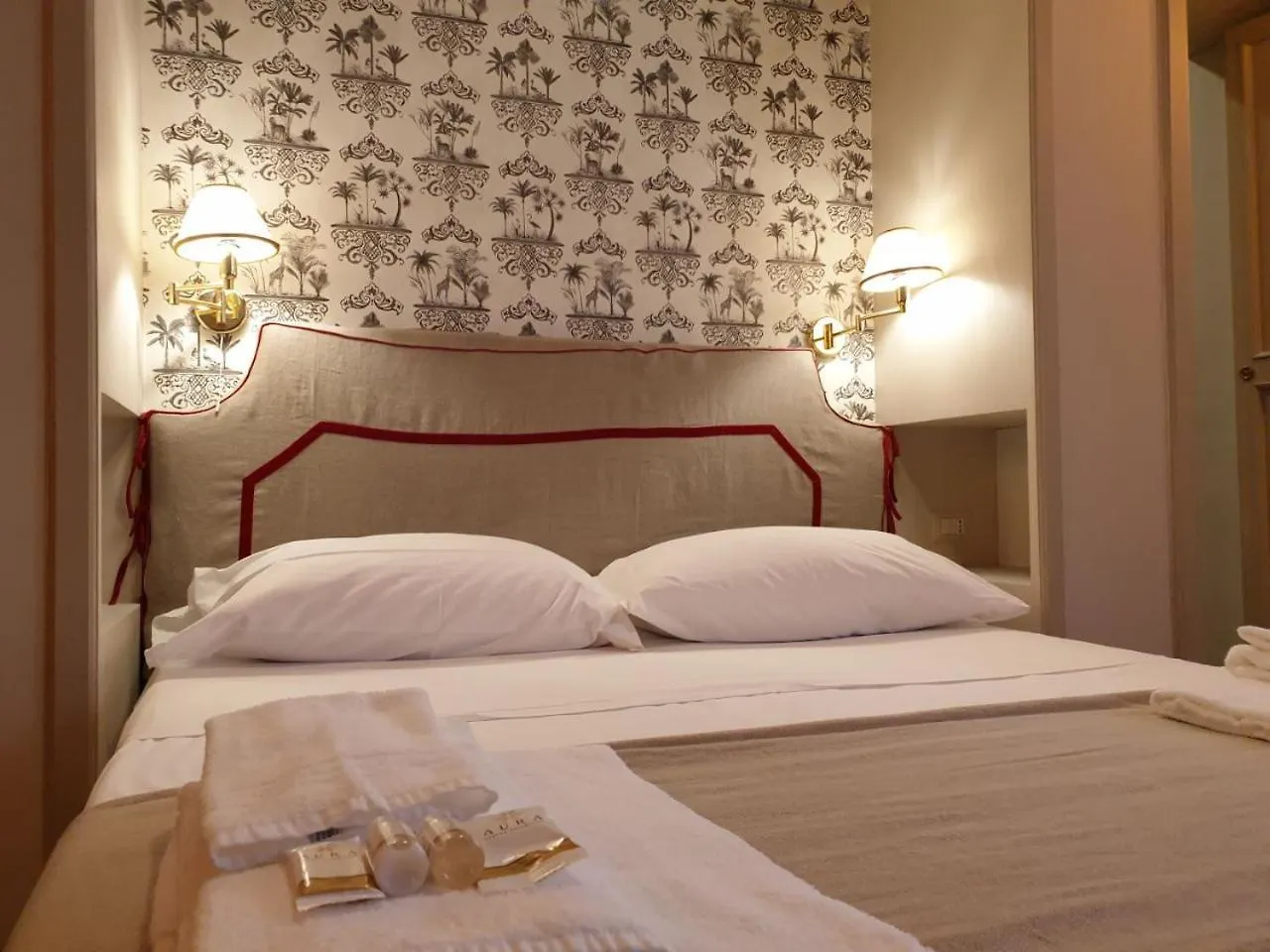 Elegante Suite Poerio Naples Italy
